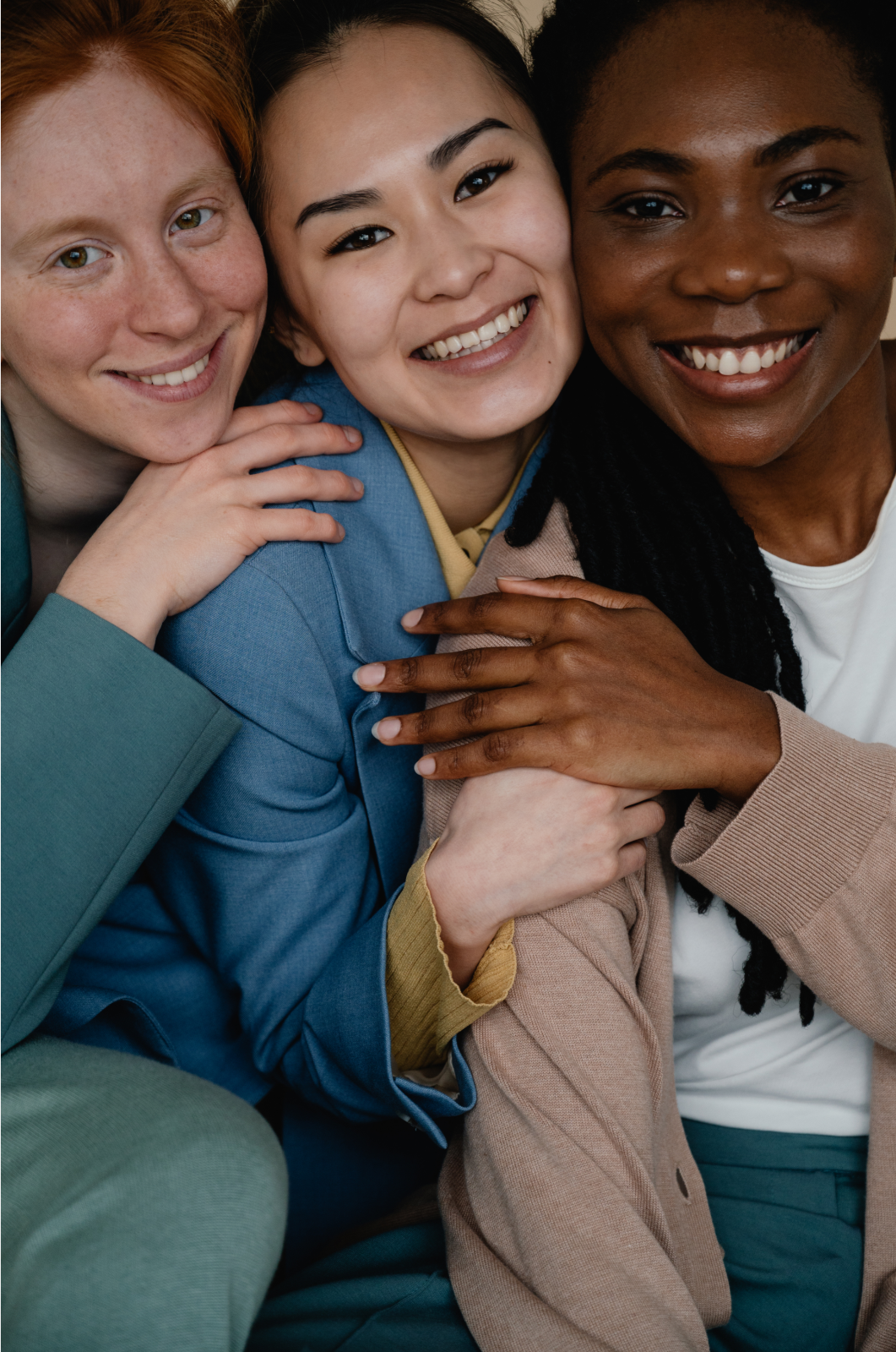Trois personnes souriantes