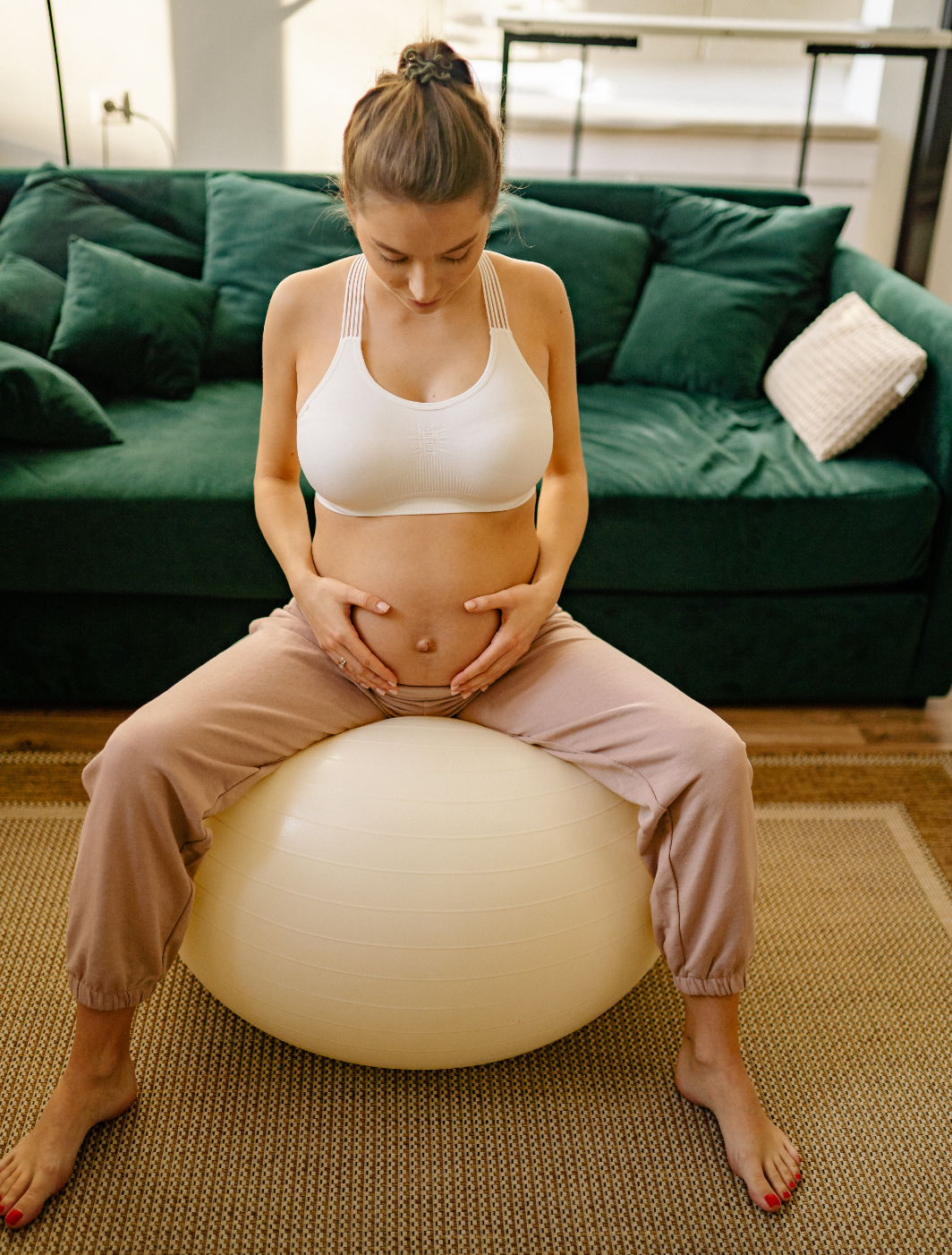 Femme enceinte sur un ballon de gymnastique
