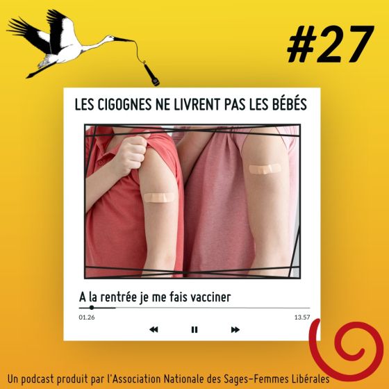 2 personnes qui soulèvent leurs t-shirts, sur leurs bras, un pansement